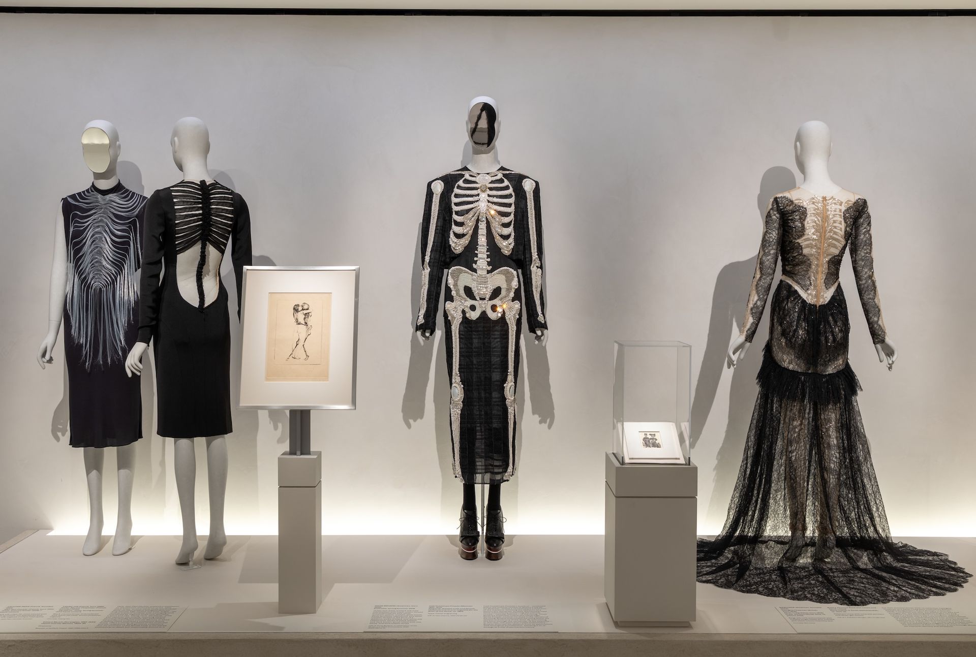 A bespoke mannequin scanned from a real body wearing a tailored gown, with Samar Hejazi&rsquo;s mirrored steel head visible above the dress