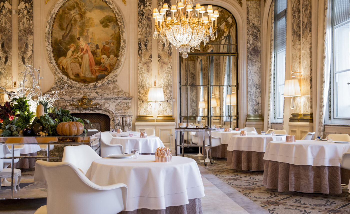 Le Meurice dining room &mdash; Philippe Starck&rsquo;s baroque chandeliers and Aristide Najean&rsquo;s crystal sculpture
